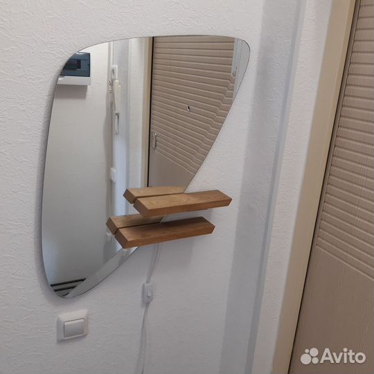 Зеркало настенное с полочками