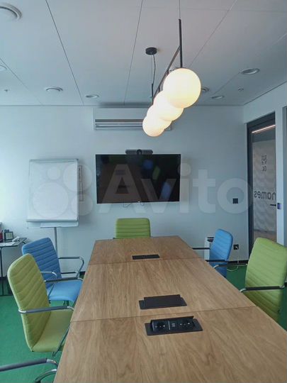 Офис, рабочие места с мебелью