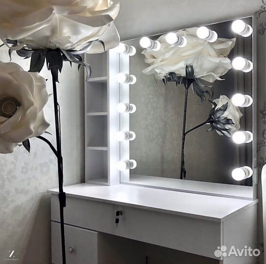 Туалетный столик визажиста с гримёрным зеркалом