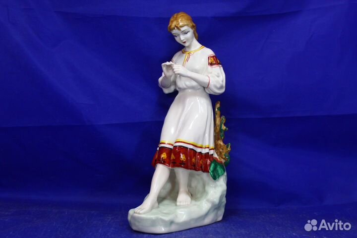 Фарфор статуэтка Украинка Девушка ромашка Гадание