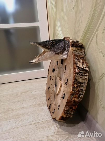 Часы настенные из спила берёзы с чучелом щуки