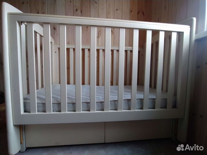 Детская кроватка с маятником и ящиком