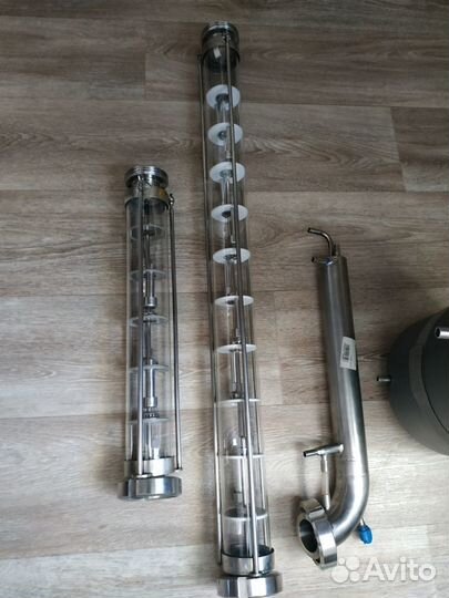 Две колпачковые колонны, дефлегматор