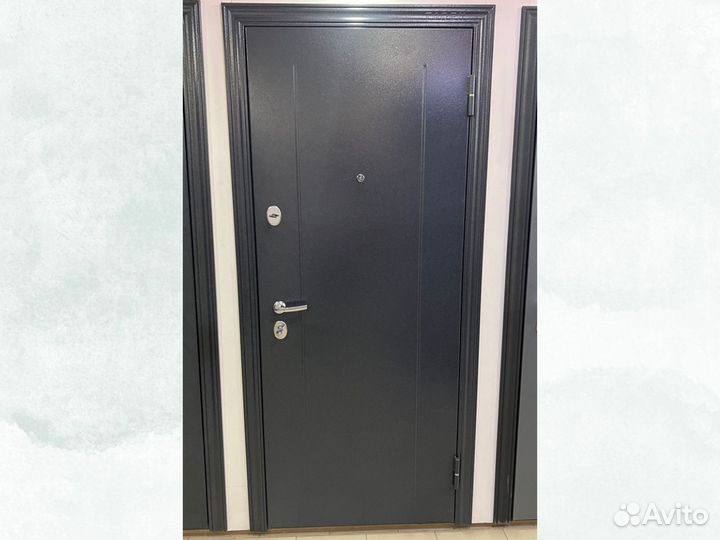 Входная дверь в квартиру металлическая