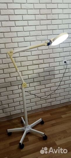 Лампа-лупа косметологическая на штативе