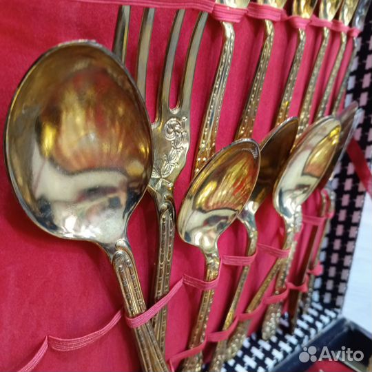 Набор золотых столовых приборов