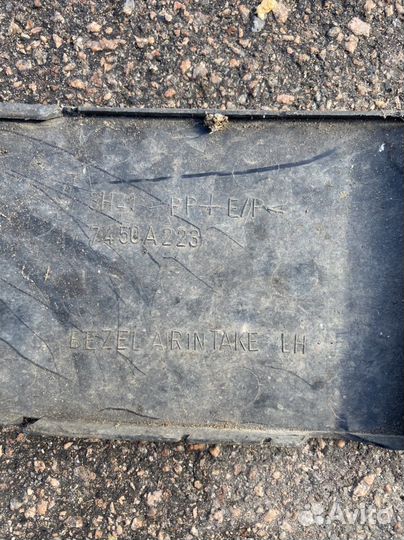 Левая накладка в противотуманку в бампер Лансер 10