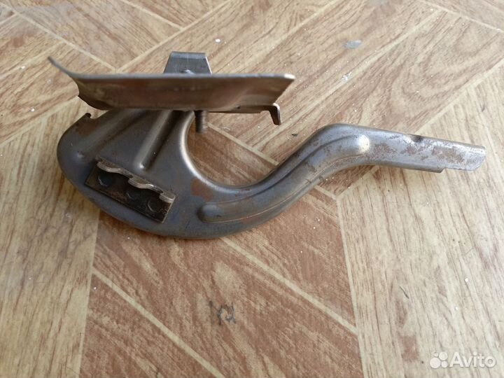 Петля крышки багажника