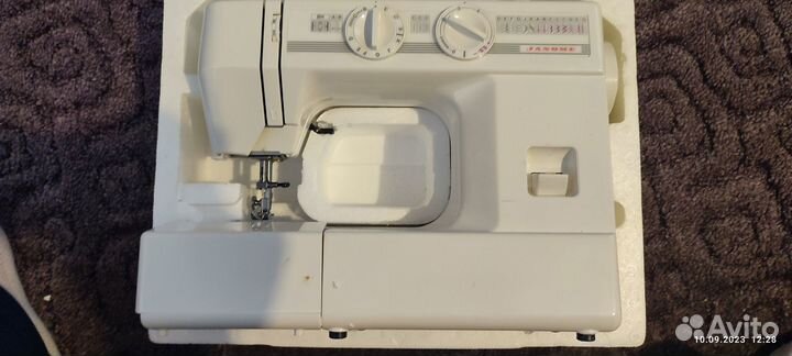 Продам швейную машинку Janome J-540