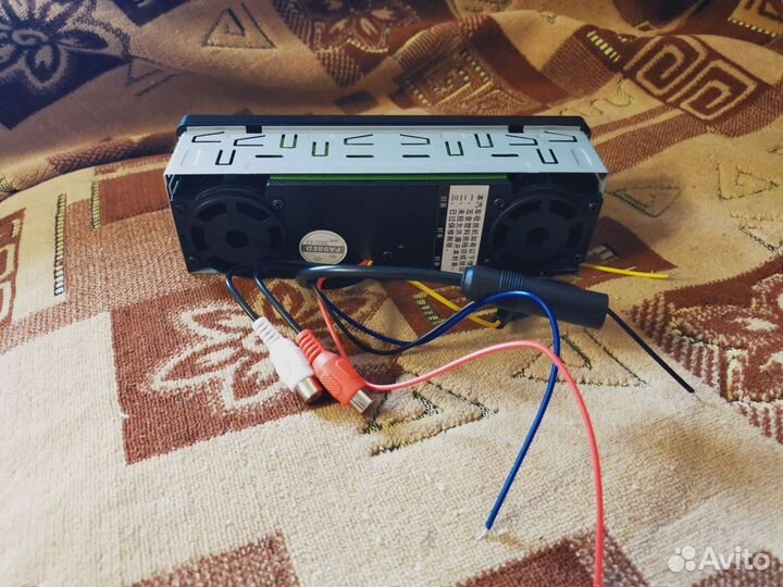 Автомагнитола со встроенными двумя динамиками