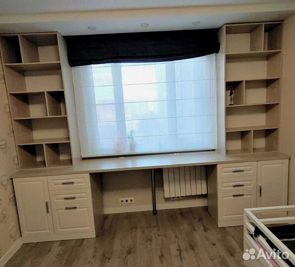 Детская рабочая зона у окна