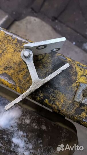 Петля передней двери Audi 100C4 A6C4 4A0831401A