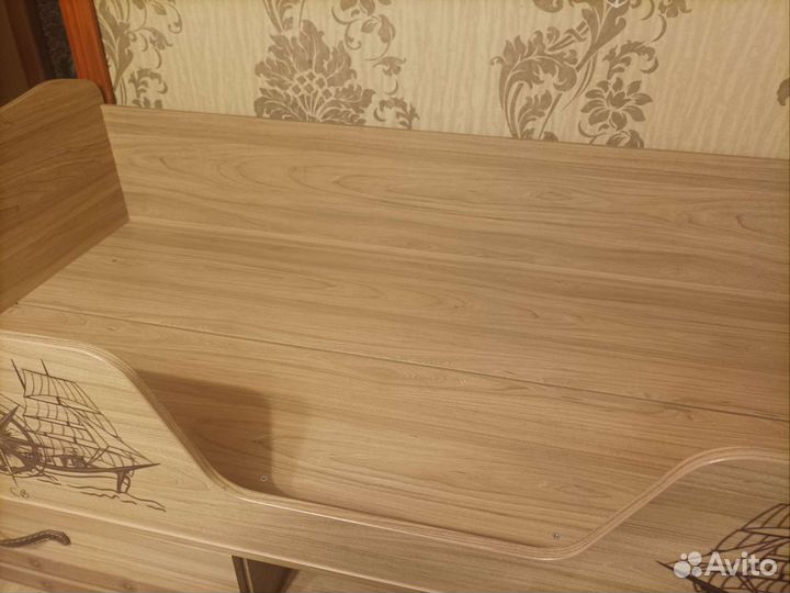 Детская кроватка со столом