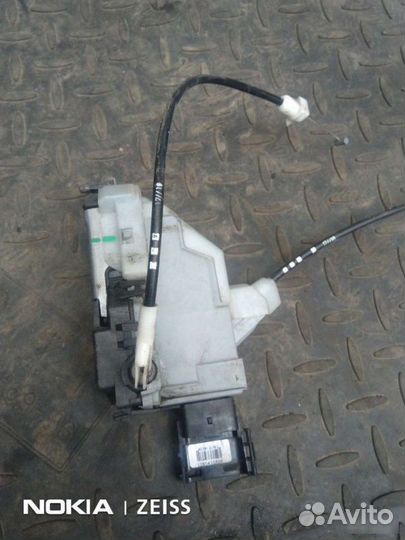 Замок двери задний правый Peugeot 308