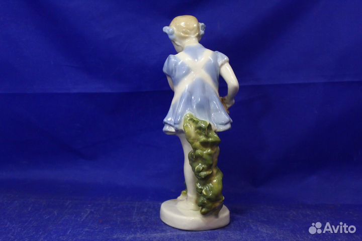 Фарфоровая статуэтка Девочка с лейкой поливает цве