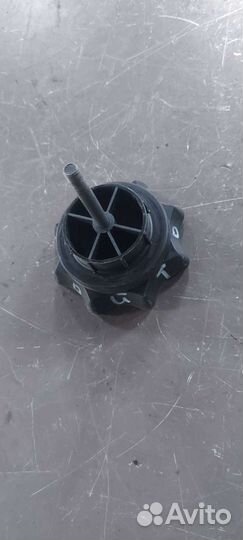 Болт крепление запасного колеса на Volkswagen Phae