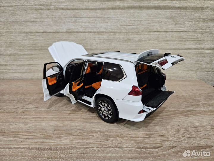 Модель Lexus LX570 1:18
