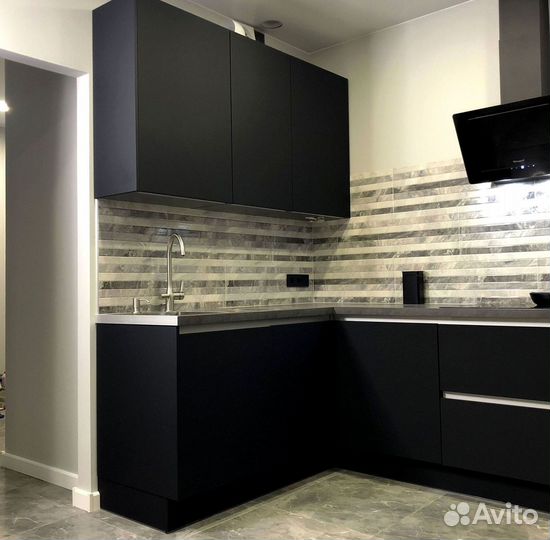 Кухня в потолок на заказ в Омске