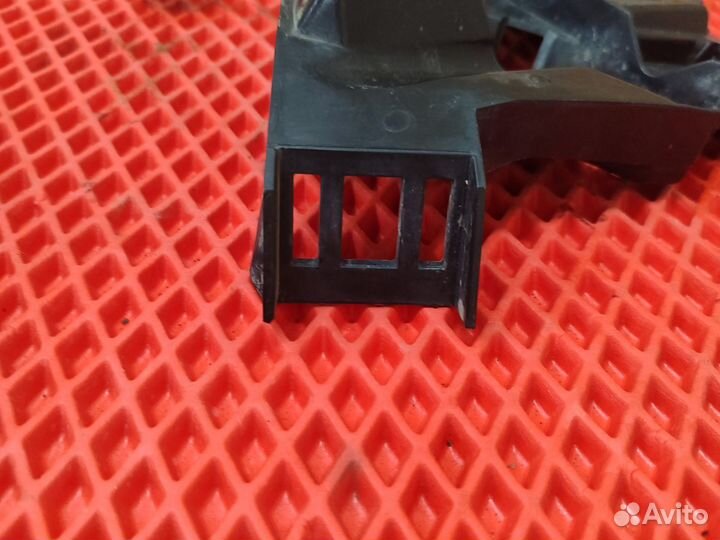 Кронштейн правого крыла Opel Astra J GTC