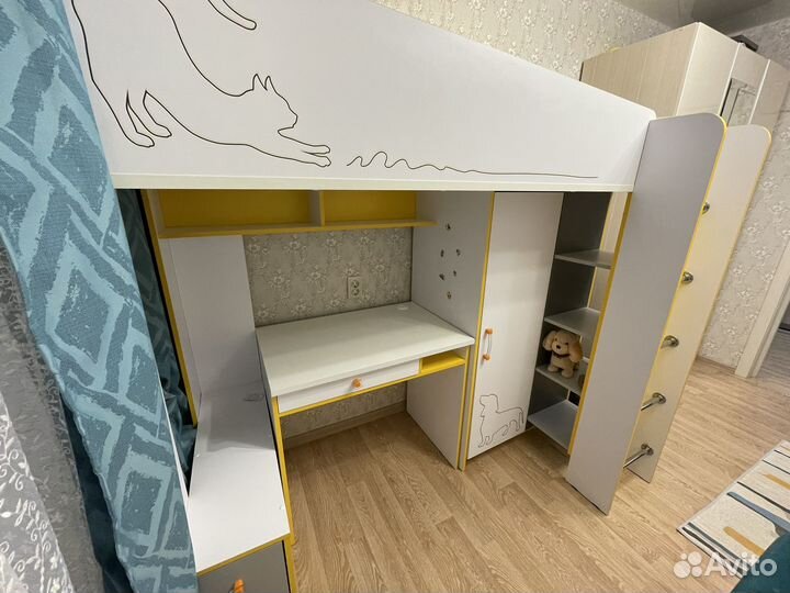 Детская кровать чердак со столом и шкафом
