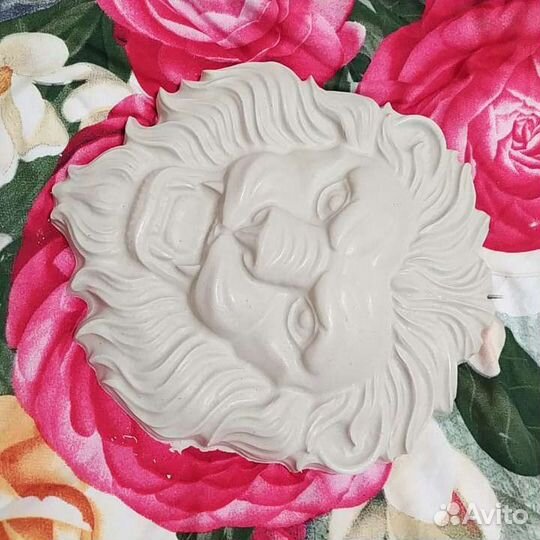 Гипсовый барельеф лев