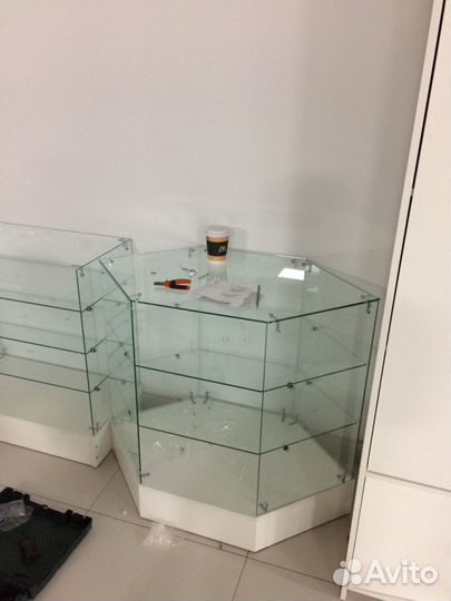 Торговый прилавок из стекла и лдсп ромбообразный