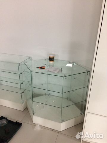 Торговый прилавок из стекла и лдсп ромбообразный