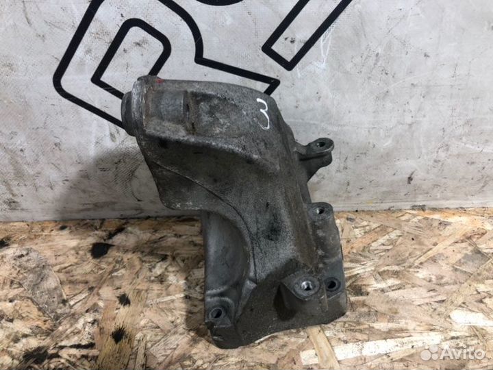 Подушка двигателя левая Mercedes-Benz Cls-Class