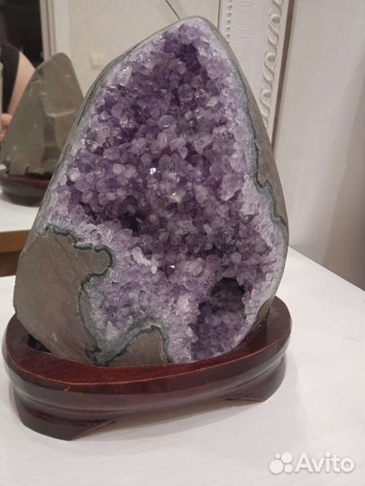Друза аметиста на подставке