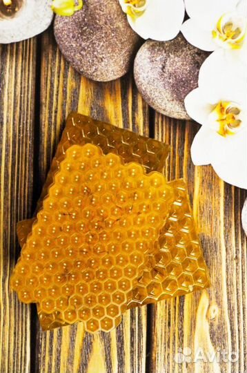 Мыло ручной работы медовое с лепестками шафрана