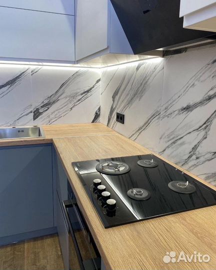 Угловая кухня до потолка. Вытяжка в подарок