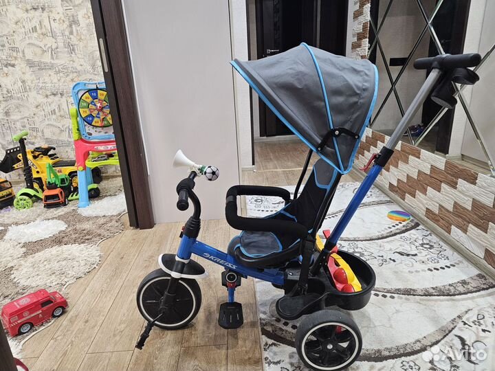 Детский трехколесный велосипед с ручкой