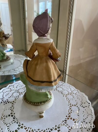 Статуэтка антикварная, фарфор