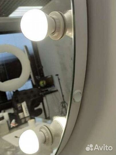 Круглое зеркало с лампами