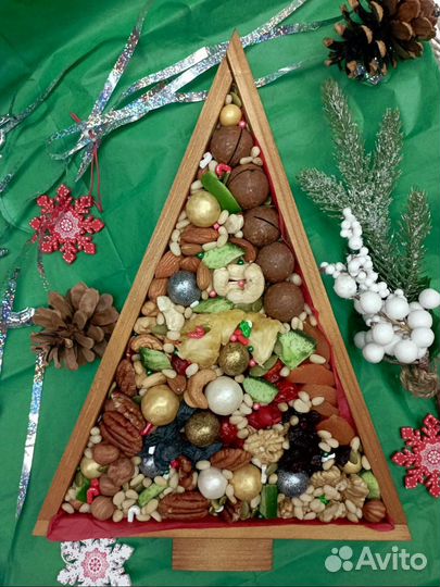 Подарочный набор из орехов и сухофруктов