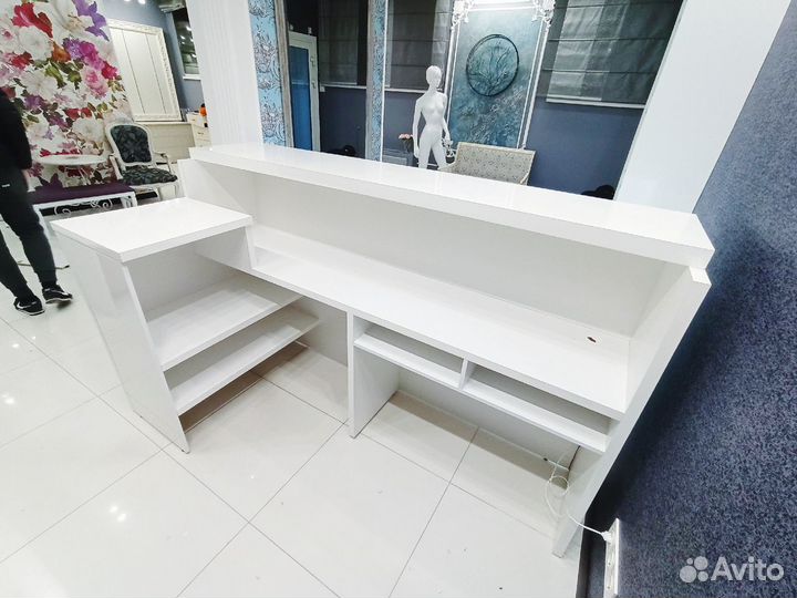 Ресепшен в магазин одежды или салон красоты