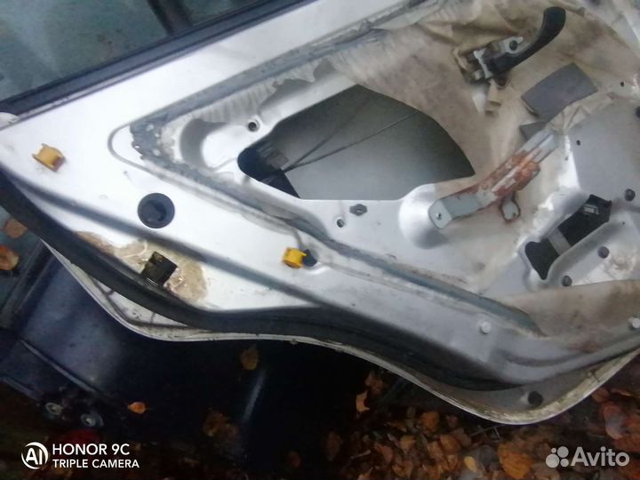 Дверь задняя левая mitsubishi carisma