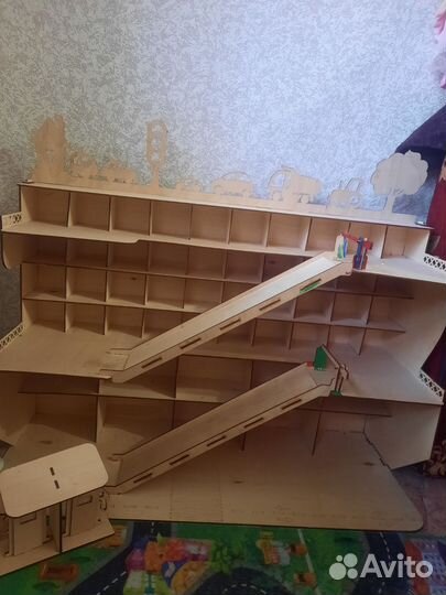 Деревянная парковка для машинок