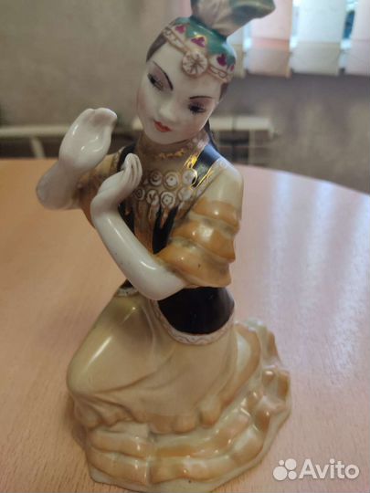 Статуэтка фарфор
