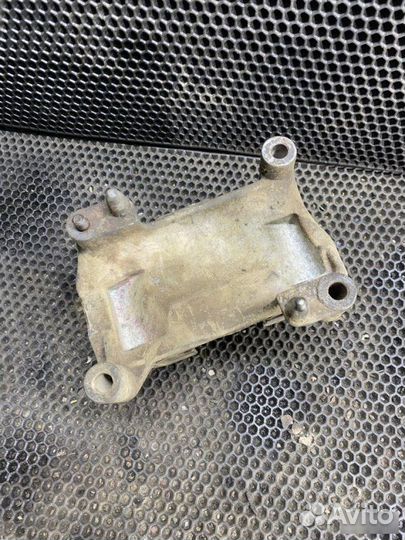 Кронштейн подушка двигателя Opel Vectra B