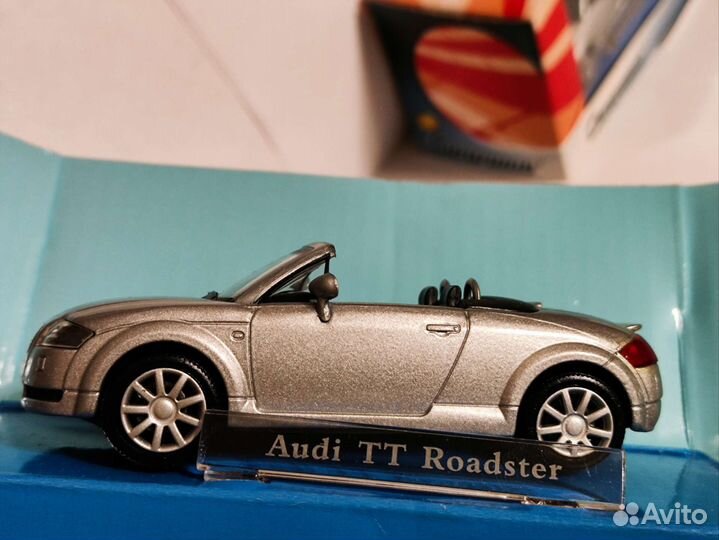 Модель 1:43 Audi TT Roadster Cararama