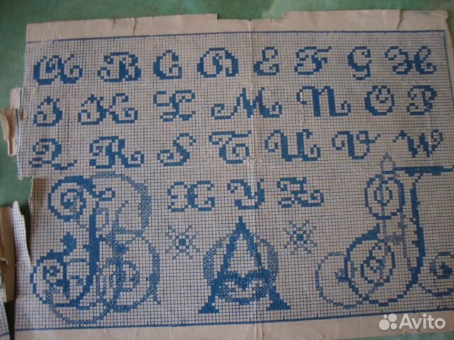 Старинный альбом с вышивками букв