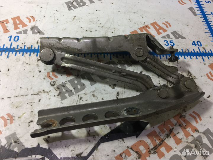 Шкода Фабия Петля капота Лев