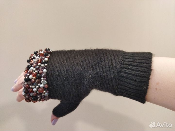 Повязка на голову вязаная с бусинами и митенки