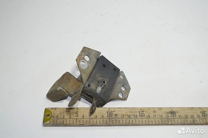 Замок решетки радиатора, левый iveco Stralis (01.0