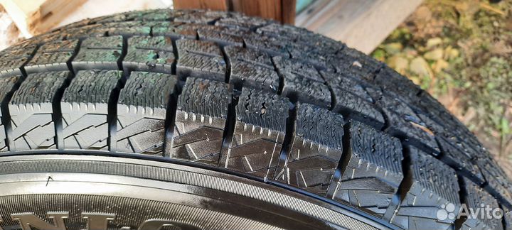 Dunlop Winter Maxx SJ8 215/70 R16