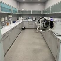 Интерьер с высокими потолками. Гостиная с прихожей и лестницей. Лестница в гостиной. Антресольный этаж в стиле лофт. Квартира студия с высокими потолками.