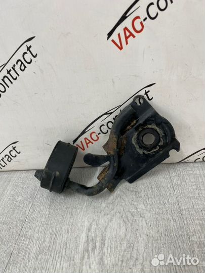 Кронштейн глушителя Volkswagen Passat B7 1.8 tfsi