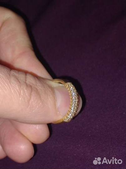 Золотое обручальное кольцо