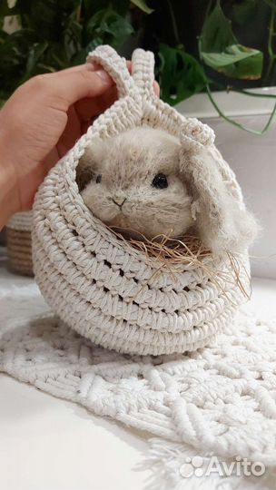 Зайчик ручной работы в корзинке